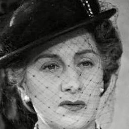 Tina Lattanzi 飾演 Mrs. Risasco, the female police inspector