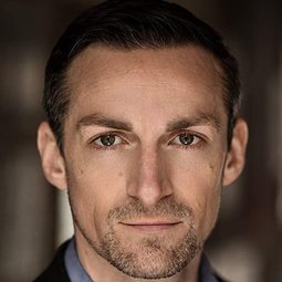 Marcus Lamb 飾演 Doctor