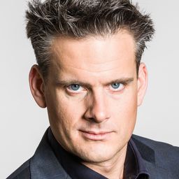 Philippe Jordan 飾演 Self - Conductor