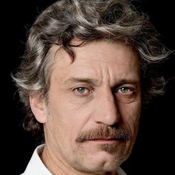 Jaime McManus - 伯爵演員 飾演Cardinal