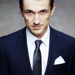 Riccardo Leonelli 飾演 Luigi Pavoni