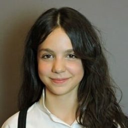 Nicole Valle - 雙胞胎歷險記演員 飾演Alisa