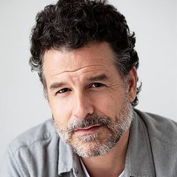 David Samartin 飾演 Foster