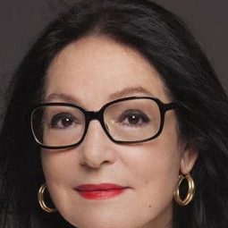 Nana Mouskouri 飾演 Nana Mouskouri