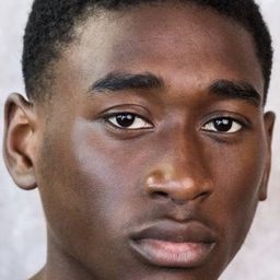 Tienne Simon 飾演 Brad