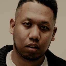 加藤ブランドン 飾演 MC