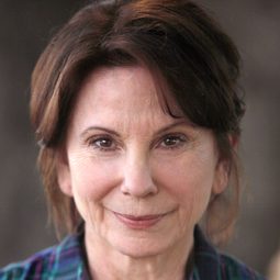 Carolyn Mignini 飾演 Gloria Toms