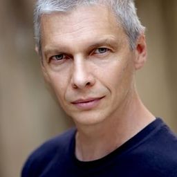 Augusto Poderosi 飾演 le travesti