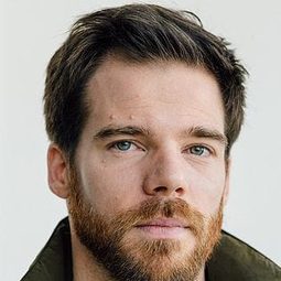 Greg Cohan 飾演 Smith (voice) / Dhiib Pilot