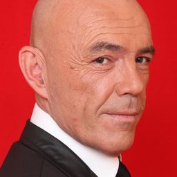 Philippe Corti 飾演 Max