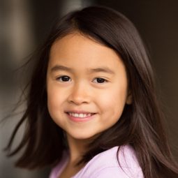 Riley Chung 飾演 