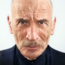 Tuncel Kurtiz 飾演 Al-Houl