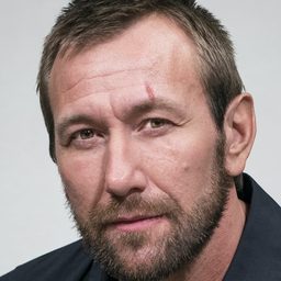 Robert Follin 飾演 Sotis