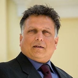 Atul Sharma 飾演 