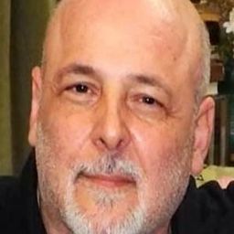 Abraham Aguilar 飾演 Gus