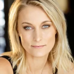 Sadie Katz 飾演 Deirdre