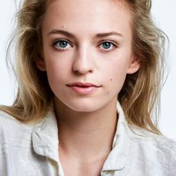 Nathalie Ann Köbli 飾演 Jen