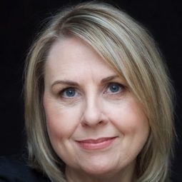 Maxine Evans 飾演 Gina