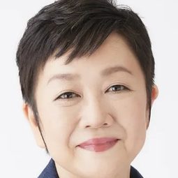 磯辺 萬沙子 飾演 Masae Suzuki (voice)