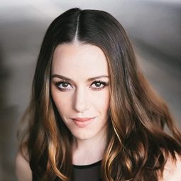 April Billingsley 飾演 Caretaker