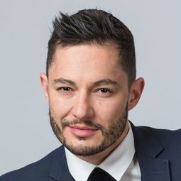 Jake Graf 飾演 Henri
