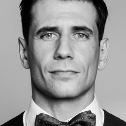 Alban Ukaj 飾演 Mirza