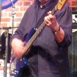 Jerry Scheff - 貓王賭城演唱會實錄演員 飾演Self - Musician