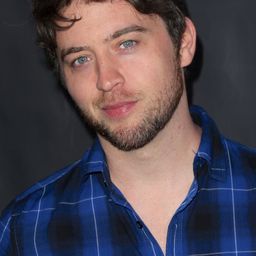 強尼·帕卡 飾演 Julian