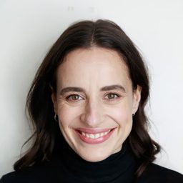 Gina Henkel 飾演 Laura