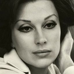 Anita Sanders 飾演 Barbara