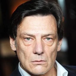 托比·艾丁頓 飾演 Adrian Cook