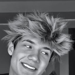 Jaden Hossler 飾演 Mean Jock