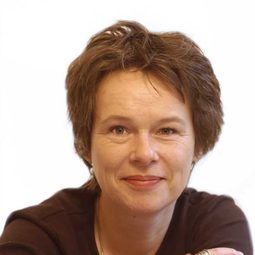 Tessa du Mee 飾演 Mrs van Kesteren