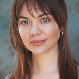 Sarah Twomey 飾演 Police Officer Frieda