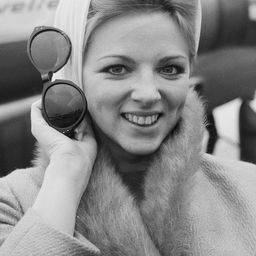 Thea Fleming - Letto a tre piazze演員 飾演Thea