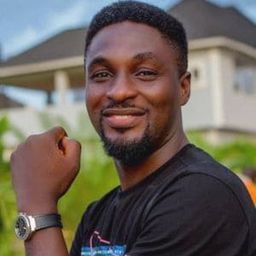 阿德尼宜·強生 飾演 