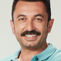 托伊甘·阿揚奧盧 飾演 Seyfi