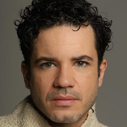 蒂亞戈·門登卡 飾演 Boquinha de Mel