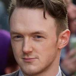 Joshua Hill 飾演 Casey