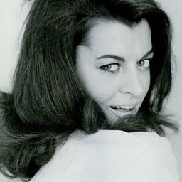 Nita Lorraine 飾演 Gorgon Woman