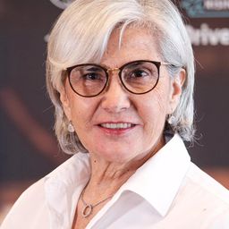 Michèle Mouton 飾演 Self