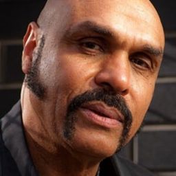 Bobby Rhodes 飾演 Kongo Klaus