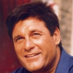 Terence Knox 飾演 Bernard