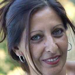 Hatika Karaoui 飾演 Tony's mother