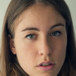 Sara Sierra - 萬千痛愛在一身演員 飾演Conchita