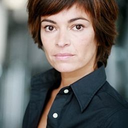 Esther Sironneau 飾演 La vendeuse