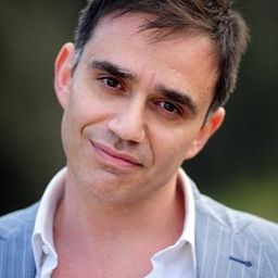 Giampiero Lisarelli 飾演 Attilio