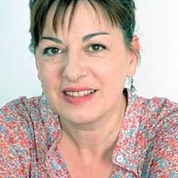 Camille Grandville 飾演 Pilar