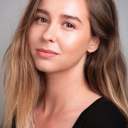 Paula Usero 飾演 Adelle