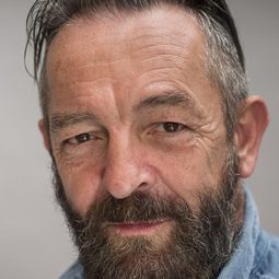 Francis Magee - 英倫轉生號演員 飾演